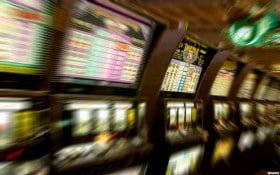 Myanmar ဖုန်းသုံးပြီး Live Casino Sportsbook ကစားနေသောပုံ